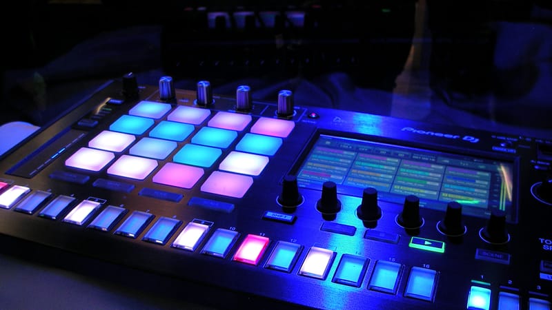 Controladora de DJ profesional en evento — modelo de contrato DJ con cláusulas legales 2026